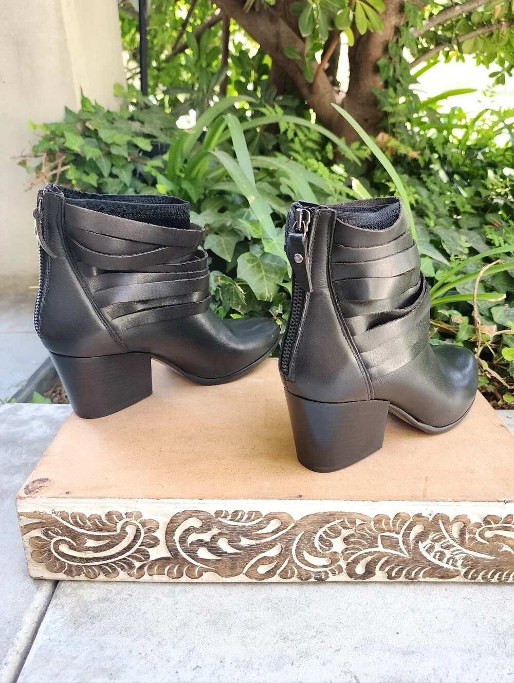 Chic Andre Assous Black Leather Strappy Ankle Boots